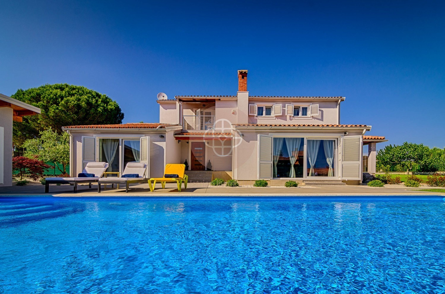 Photo of A spacious villa a few minutes from the sea with a large pool!