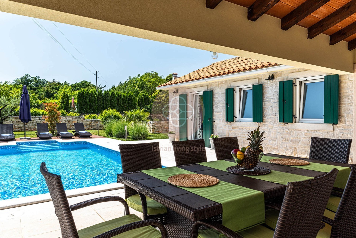 Photo of A beautiful villa surrounded by greenery at the end of the street