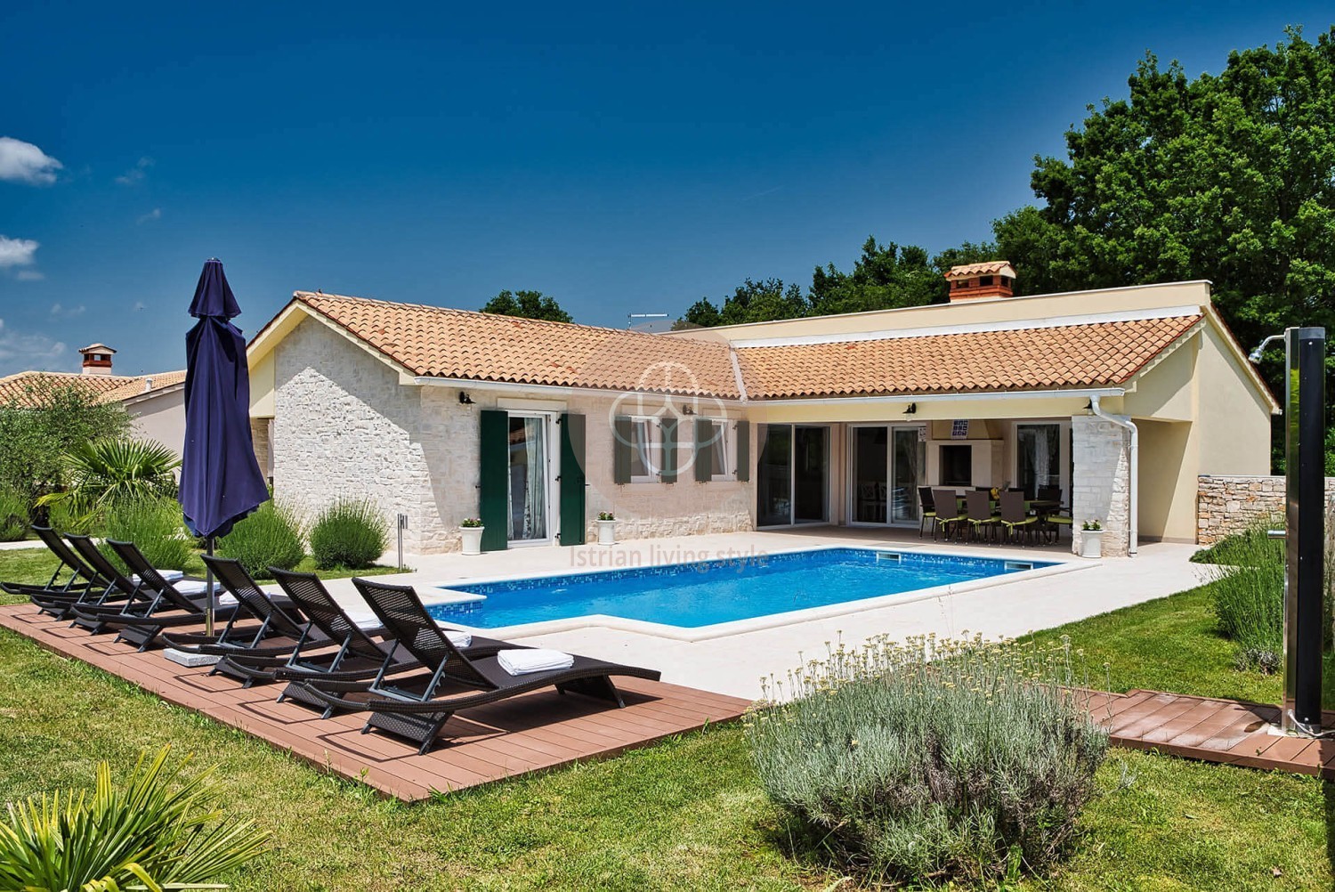 Photo of A beautiful villa surrounded by greenery at the end of the street