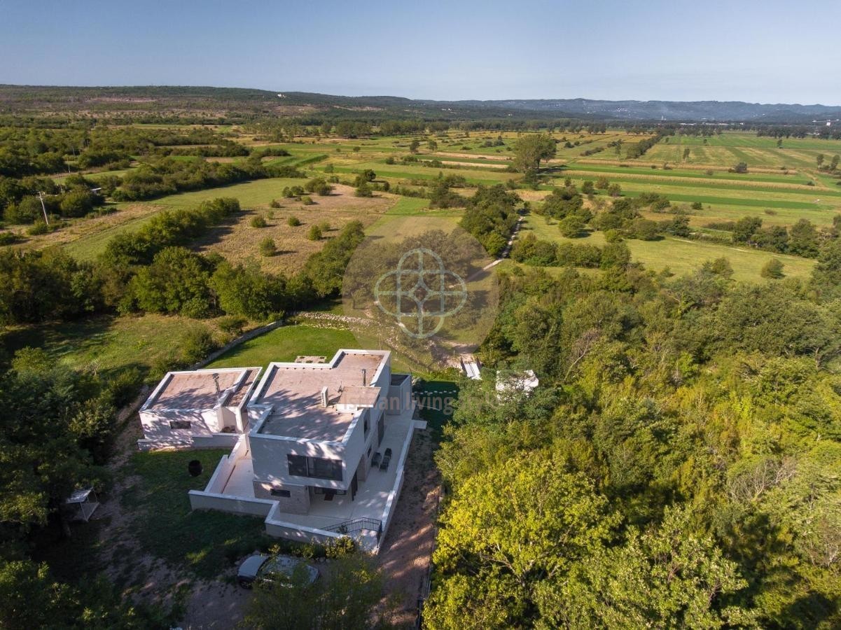 Isolated villa at the beginning of the village surrounded by nature and spacious land # OPPORTUNITY # Labin surroundings Accommodation in Labin