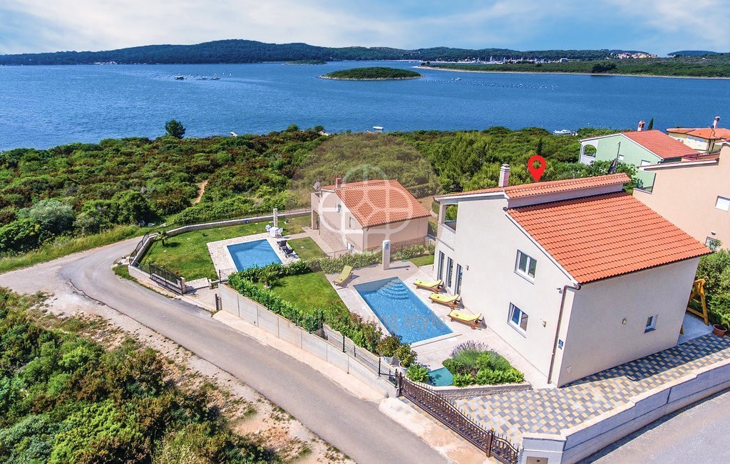 Photo of A two-story house with a pool only 80 m from the sea!!