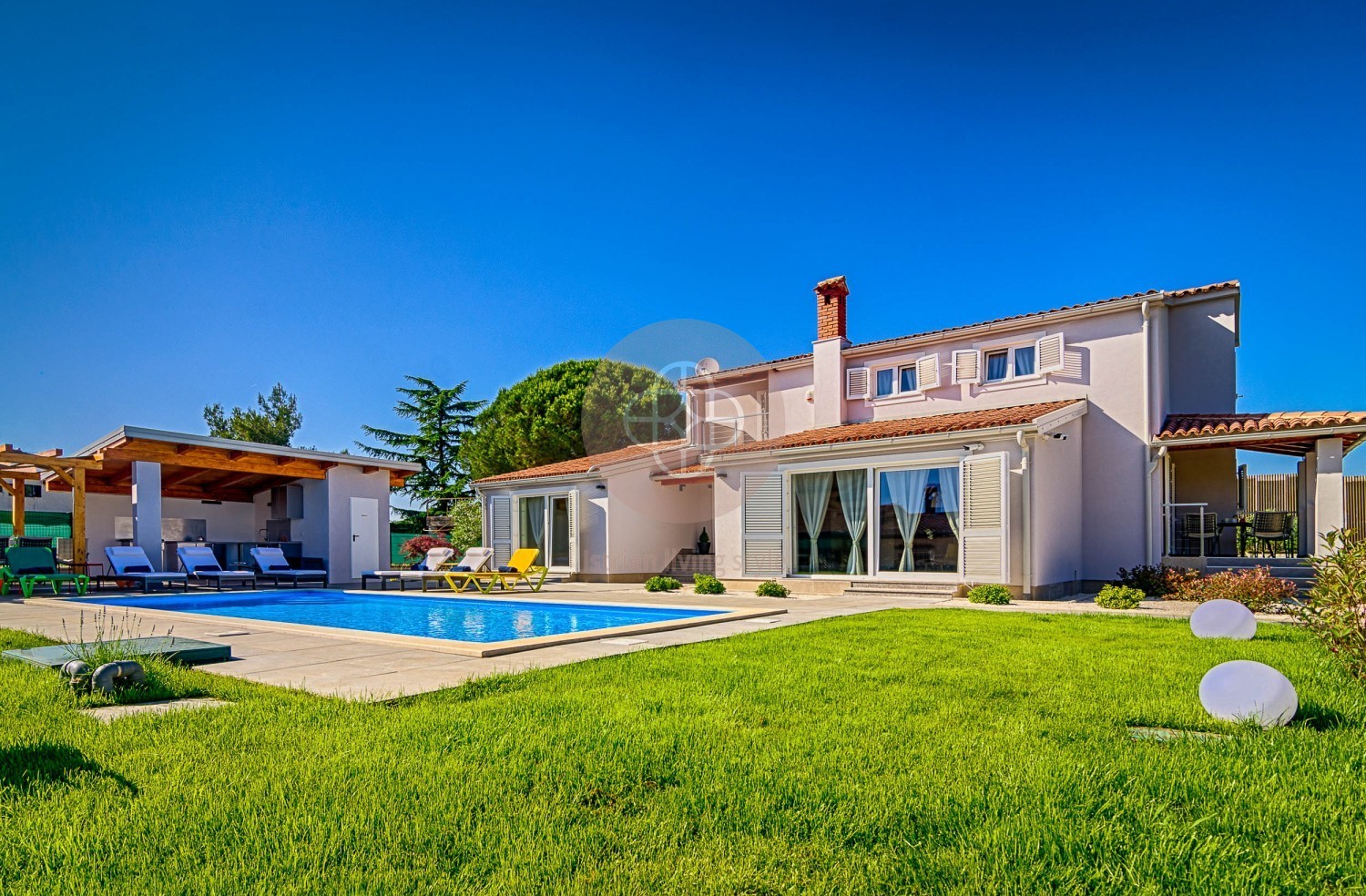 Photo of A spacious villa a few minutes from the sea with a large pool!