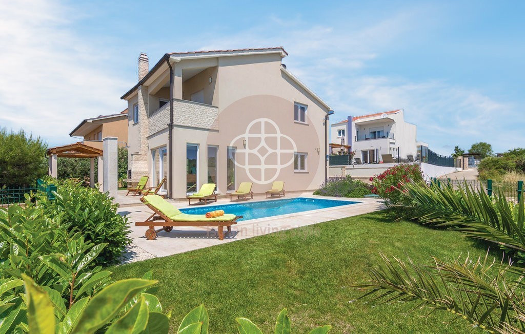 A two-story house with a pool only 80 m from the sea!! Accommodation in Medulin