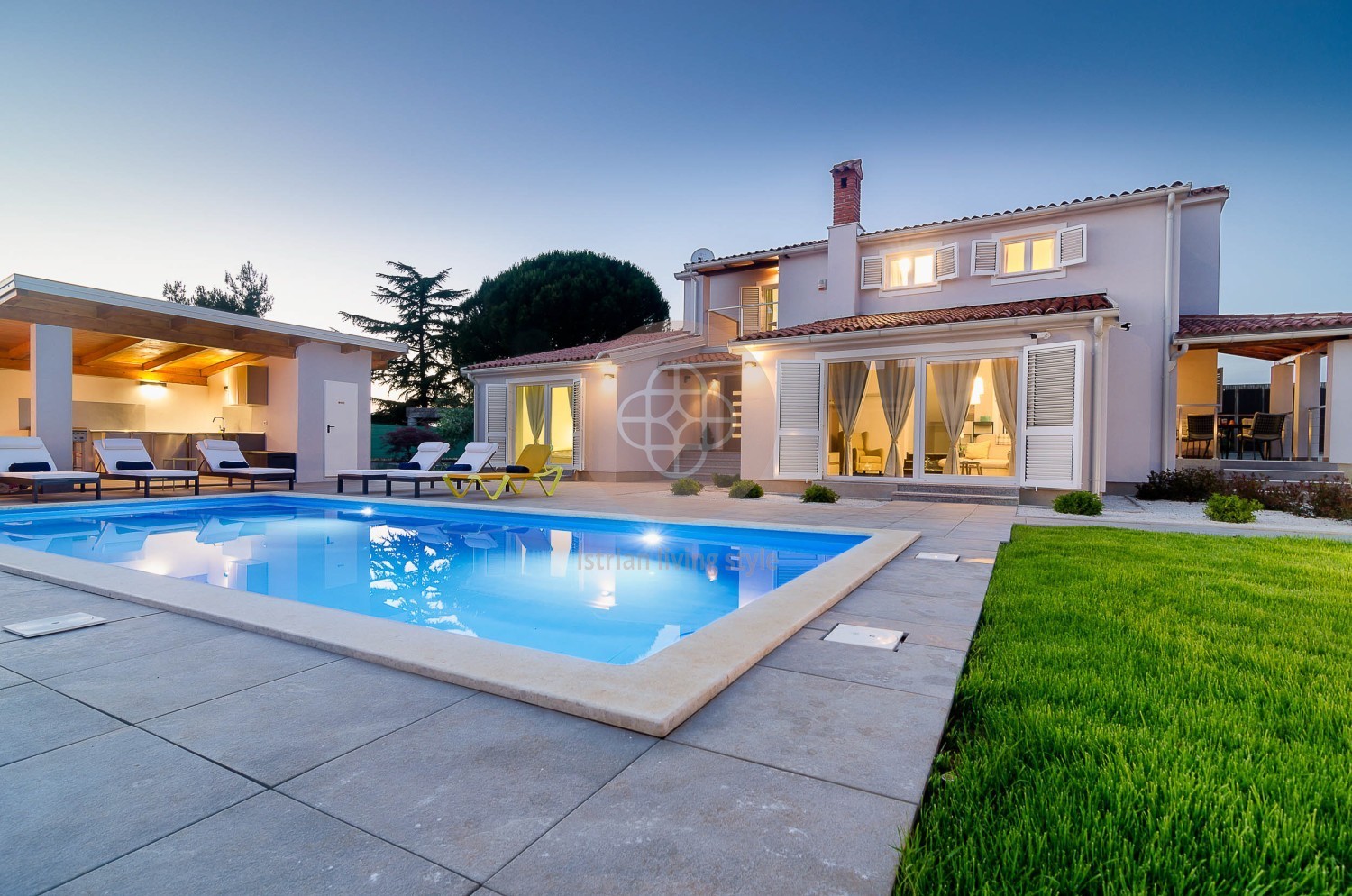 A spacious villa a few minutes from the sea with a large pool! Accommodation in Fazana