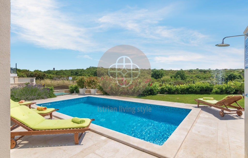 Photo of A two-story house with a pool only 80 m from the sea!!