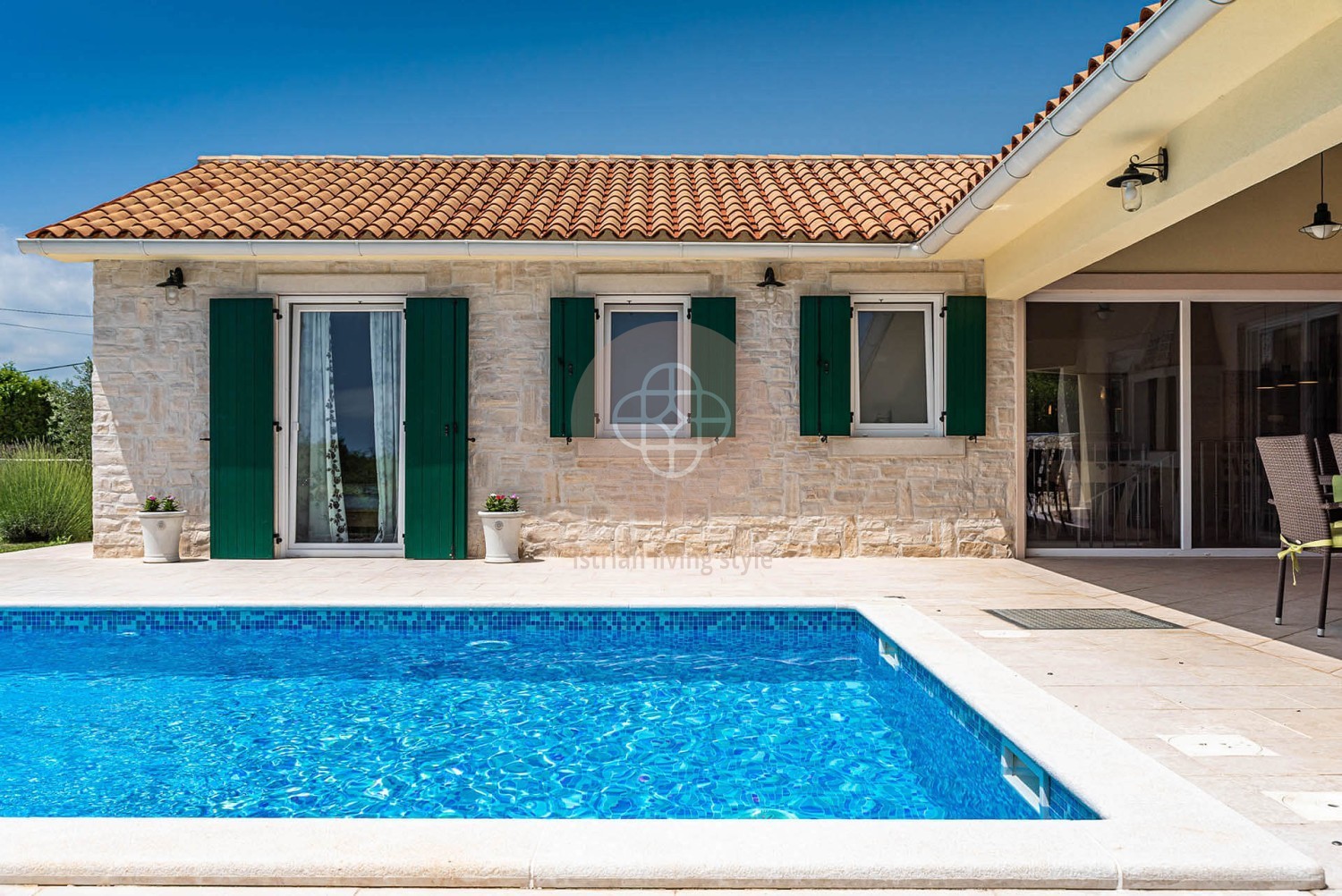 Photo of A beautiful villa surrounded by greenery at the end of the street