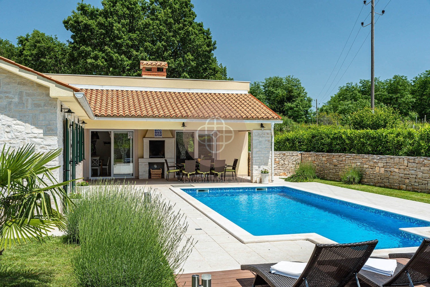 Photo of A beautiful villa surrounded by greenery at the end of the street