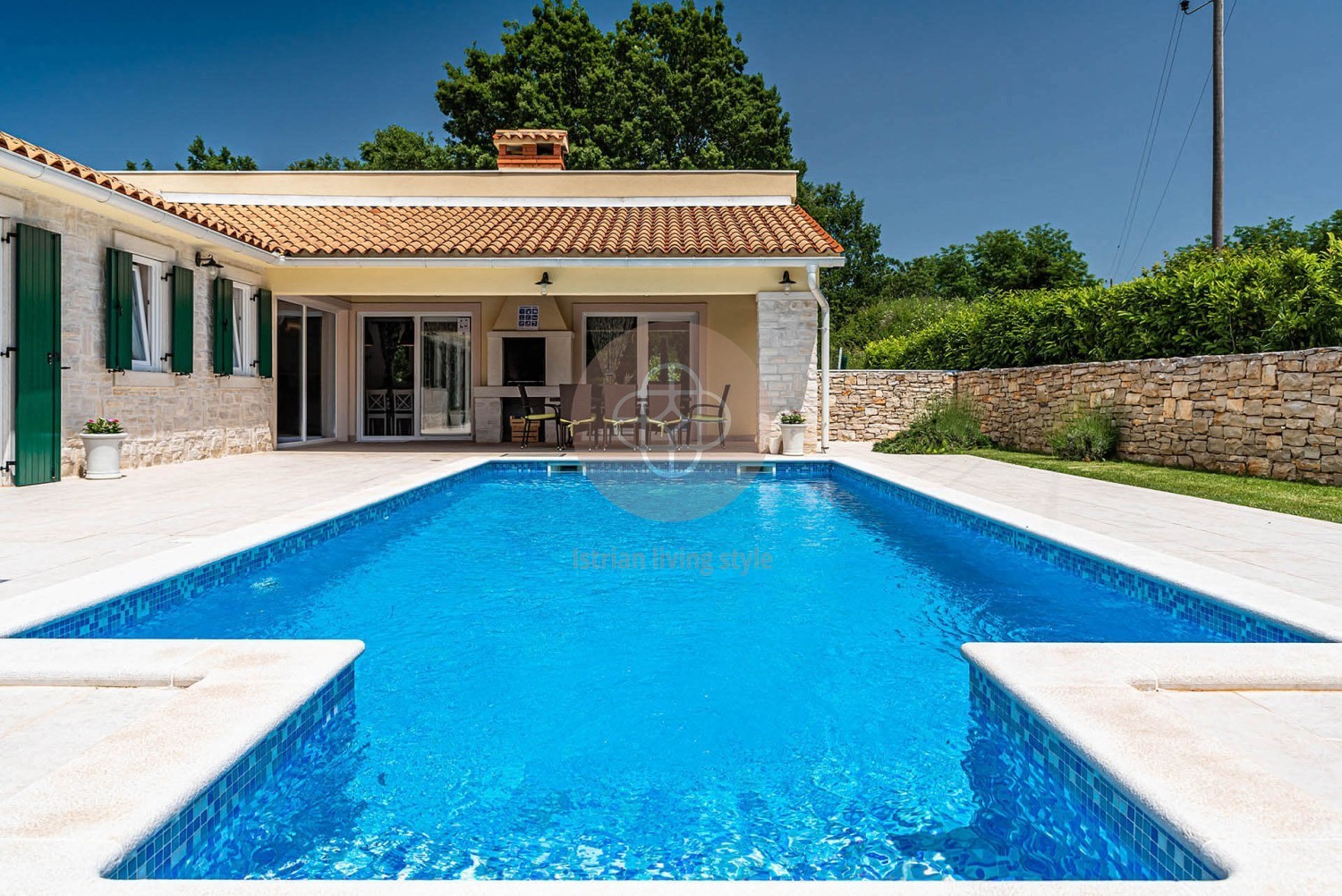 Photo of A beautiful villa surrounded by greenery at the end of the street