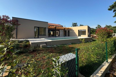 Schicker Bungalow mit Pool in traumhafter Landschaft