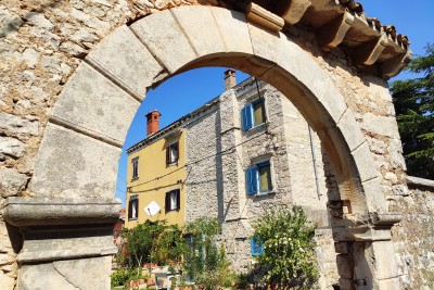 Ausgefallenes, traditionelles Künstlerhaus in exponierter Lage *Steinhaus*